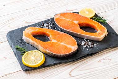 İçinde malzeme olan taze çiğ somon filetosu bifteği.