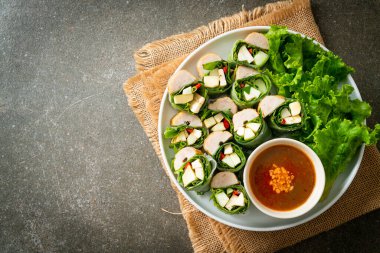 Vietnam köftesi dürümü veya Vietnam salatası dürümü veya Namnueng veya Nem Nuong - Asya yemeği tarzı
