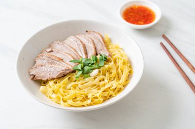 Beyaz kasede kurutulmuş ördek eriştesi. Asya usulü.