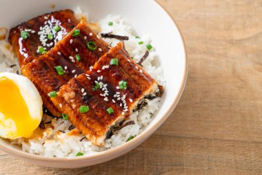 Yılan balığı pirinç kasesi veya unagi pirinç kasesi - Japon yemek tarzı.