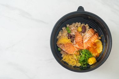 Japon usulü ızgara somon ve esmer pirinç donburi.