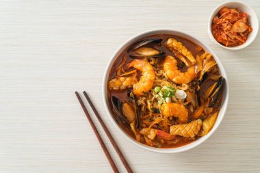 Jjamppong - Kore Deniz Ürünleri Erişte Çorbası - Kore yemek tarzı