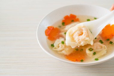 Beyaz kasede karides köftesi çorbası, Asya yemeği tarzı.