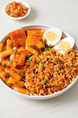 Kore usulü hazır erişte, pirinç keki, balık köftesi ve haşlanmış yumurta, Rabokki, Kore usulü.