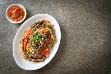 Japchae ya da karışık Kore vermicelli erişte sebzeli ve üzerine beyaz susamlı domuz eti - Kore geleneksel yemek tarzı