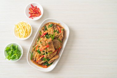 Çin kereviziyle Kızarmış Balık - Asya usulü