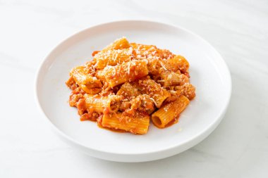 Peynirli bolonez rigatoni makarna - geleneksel İtalyan makarnası