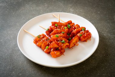 Kore usulü baharatlı soslu kızarmış Kore pirinç keki (Tteokbokki).