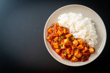 Mapo Tofu - Geleneksel Sichuan yemeği ipek tofu ve kıyma, acı biber yağı ve Sichuan biberleri ile doldurulmuş mala tadında - Asya yemek tarzı