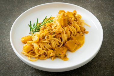 kabaklı spagetti makarna alfredo sosu - vegan ve vejetaryen yemek tarzı
