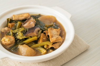 Tofulu Çin sebze güveci veya sebze çorbası karışımı - vejetaryen ve vejetaryen yemek tarzı.