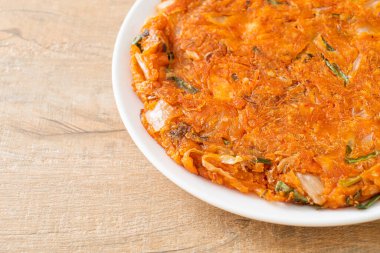 Kore kimçili krep ya da Kimçijeon - Kızarmış yumurta, kimçi ve un - Kore yemeği tarzı