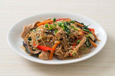 Japchae ya da karışık Kore vermicelli erişte sebzeli ve üzerine beyaz susamlı domuz eti - Kore geleneksel yemek tarzı