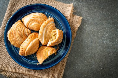 Körili börek, içi doldurulmuş tavuk.
