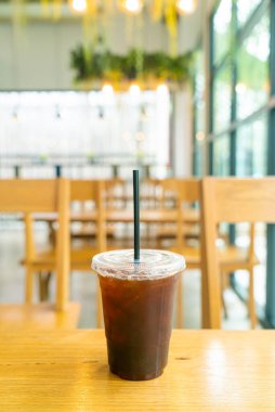 Kahve dükkanındaki masada buzlu kahve fincanı.
