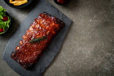 Barbekü soslu ızgara pirzola ve domuz pirzolası.