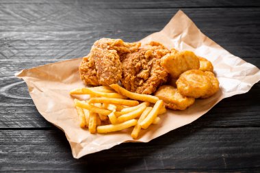 Kızarmış tavuk, patates kızartması ve nugget yemeği. Abur cubur ve sağlıksız yemek.