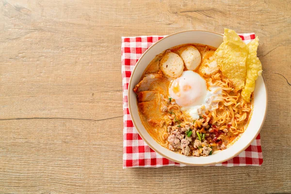 Mie Instan Dengan Daging Babi Dan Bakso Dalam Sup Pedas — Stok Foto