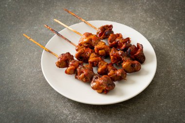 Izakaya usulü ızgara tavuk şiş yakitori servis edilir. Asya usulü.