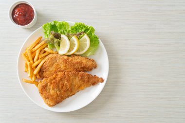 Patates cipsli ev yapımı sosisli Schnitzel, patates kızartmalı kızarmış tavuk, Avrupa yemeği tarzı.