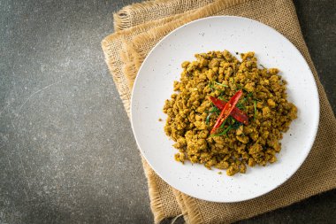 Sarı köri ezmesiyle kızartılmış domuz eti Kua Kling, Tayland 'ın geleneksel yemeklerinden biridir.