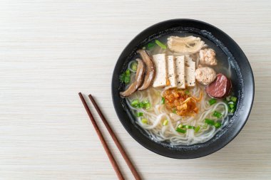 Vietnam Pirinç Erişte Çorbası ve Vietnam Sosisi sebze ve çıtır soğan sundu. Asya usulü.