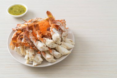 Baharatlı deniz ürünleri soslu haşlanmış mavi yengeç. Deniz ürünleri tarzı.