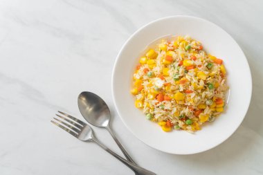 Karışık sebzeli ev yapımı pilav (havuç, yeşil bezelye, mısır) ve yumurta