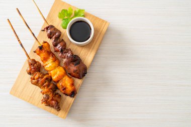 Japon tavuk ızgarası ya da yakitori Japon yemeği tarzında servis edilir.