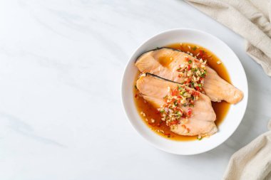 Yuzu Ponzu soslu haşlanmış alabalık veya somon balığı.