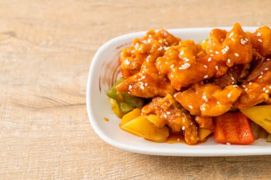 Kore usulü tatlı ve ekşi soslu kızarmış tavuk.