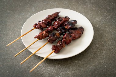 Izakaya usulü ızgara tavuk ciğeri şiş yakitori. Asya usulü.