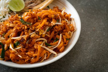 Kızarmış erişte tofu ve lahanayla ya da Pad Thai - Asya usulü