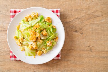 Ev yapımı kızarmış lahana ve tabakta yumurta.