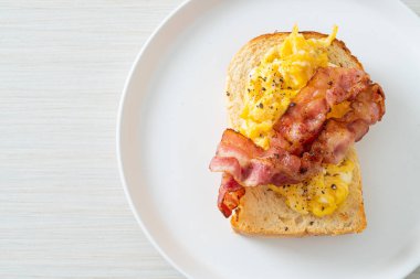 Çırpılmış yumurta ve domuz pastırmalı ekmek.
