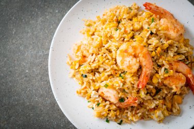 Tayland usulü ev yapımı kızarmış karides. Asya usulü.