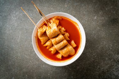 Odeng - Kore baharatlı çorbasında Kore balık köftesi şişi - Kore sokak yemeği tarzı