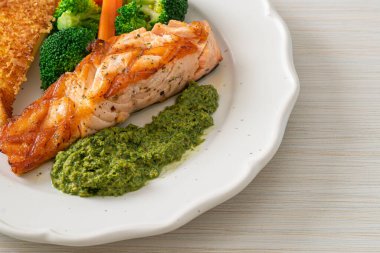 Pesto soslu ve sebzeli ızgara somon bifteği.