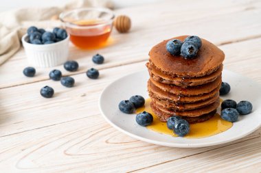 Yaban mersinli ve ballı krep yığını.
