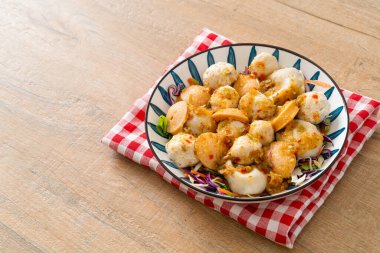 Köfte ve baharatlı salata. Sağlıklı yemek tarzı.