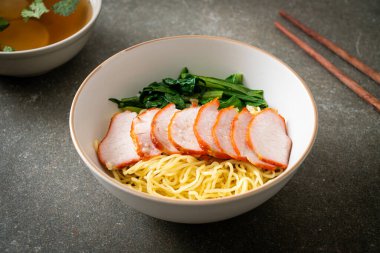 Barbekü Kırmızı Domuz Eriştesi Çorbalı - Asya usulü