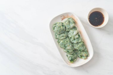 Soslu buğulanmış frenk soğanı. Asya usulü.