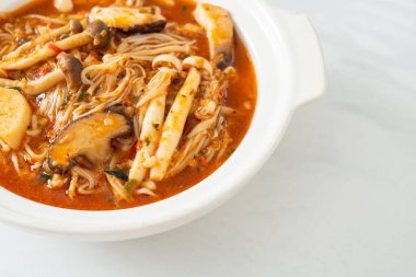 Tom Yum Çorbası ile karıştırılmış Baharatlı Mantar - Vejetaryen yemek tarzı