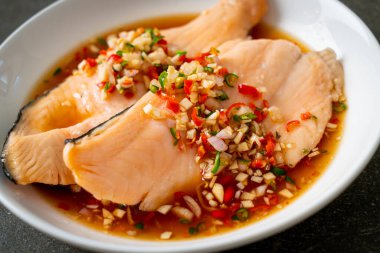 Yuzu Ponzu soslu haşlanmış alabalık veya somon balığı.