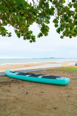 Sahilde deniz altyapısı olan boş bir kürek tahtası