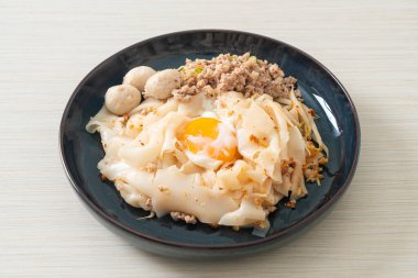 Kurutulmuş baharatlı erişte, kıymalı domuz eti, köfte ve yumurta Asya usulü.