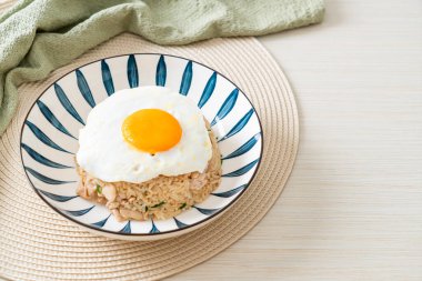 Japon usulü kızarmış pilav ve kızarmış yumurta. Asya usulü.