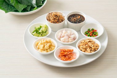 Miang kham - kraliyet yaprağı dürümü aperatifi - Tayland ve Laos 'tan geleneksel bir Güneydoğu Asya atıştırmalığı..