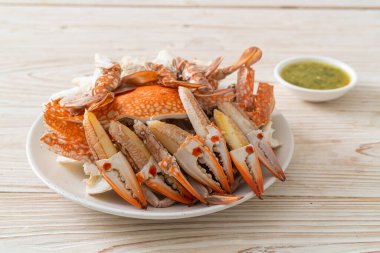 Baharatlı deniz ürünleri soslu haşlanmış mavi yengeç. Deniz ürünleri tarzı.