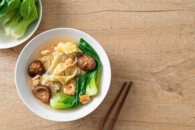 Karides ve sebzeli domuz köftesi çorbası. Asya usulü.